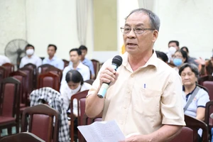 Cử tri phường Phước Long B, TP Thủ Đức, TPHCM nêu ý kiến tại buổi tiếp xúc cử tri trước kỳ họp thứ 8 HĐND TPHCM khóa X. Ảnh: THU HƯỜNG