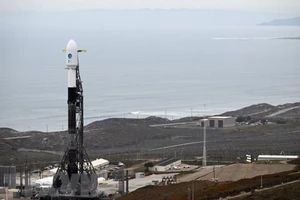 Tên lửa Falcon 9 của SpaceX mang theo vệ tinh SWOT được đặt tại bệ phóng ở căn cứ Vandenberg, bang California, Mỹ ngày 15-12. Ảnh: AFP/TTXVN