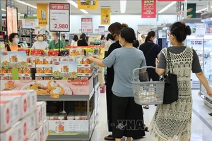 Người dân mua sắm tại một siêu thị ở Seoul. Ảnh: YONHAP/TTXVN