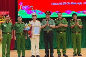 Lãnh đạo UBND TPHCM, Công an TPHCM chúc mừng Đại tá Lê Quang Đạo, Tân Phó Giám đốc Công an TPHCM. Ảnh: CHÍ THẠCH 