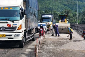 Việc thi công sửa chữa QL1A qua Phú Yên rất chậm khiến người tham gia giao thông khó khăn, mất an toàn