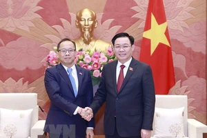 Chủ tịch Quốc hội Vương Đình Huệ tiếp Đại sứ Đặc mệnh toàn quyền Vương quốc Campuchia Chay Navuth. Ảnh: TTXVN