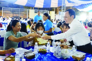Phó Bí thư Thành ủy TPHCM Nguyễn Văn Hiếu tặng quà, lì xì đến đoàn viên các nghiệp đoàn
