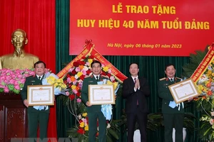 Lãnh đạo Bộ Quốc phòng nhận Huy hiệu 40 năm tuổi Đảng
