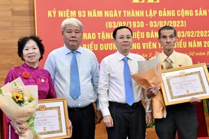 Phó Bí thư Thành ủy TPHCM Nguyễn Văn Hiếu trao Huy hiệu Đảng tại quận 7
