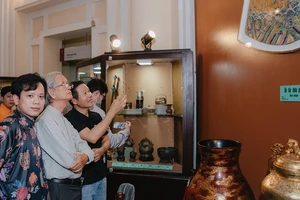 Chiêm ngưỡng những cổ vật trong bộ sưu tập của Huỳnh Chí Thanh tại triển lãm Thanh Ngoạn