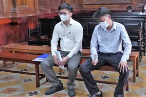 Hai bị cáo Nguyễn Văn Tùng và Nguyễn Quốc Tuấn tại tòa