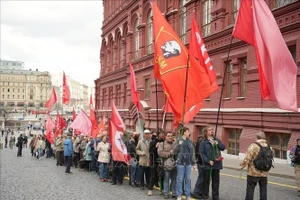 Đoàn người mang cờ, hoa xếp hàng vào Lăng Lenin. Ảnh: TTXVN