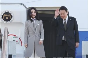 Tổng thống Hàn Quốc Yoon Suk-yeol (phải) và phu nhân. Ảnh tư liệu: YONHAP/TTXVN