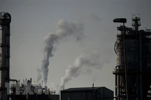 Khói thải bốc lên từ khu công nghiệp hóa chất ở Algeciras, Tây Ban Nha. Ảnh: AFP/TTXVN