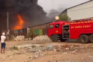 Bình Dương: Dập tắt đám cháy tại cơ sở chứa phế liệu 