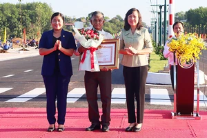 Lãnh đạo tỉnh Bình Phước trao bằng khen của Thủ tướng Chính phủ đến ông Nguyễn Hữu Đây (ngụ TP Đồng Xoài)