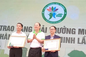 Phó Bí thư Thành ủy TPHCM Nguyễn Hồ Hải trao chứng nhận Giải thưởng Môi trường lần 4 cho các đơn vị