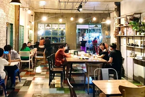 Người trẻ làm việc trong quán cà phê: Ngồi đồng hay tìm ý tưởng?