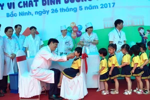 Thứ trưởng Nguyễn Thanh Long cho trẻ uống Vitamin A phòng ngừa thiếu vi chất dinh dưỡng