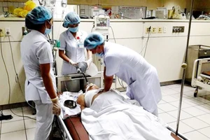 Các bác sĩ tập trung cứu chữa một BN bị sốc phản vệ nặng tại BVĐK Hòa Bình