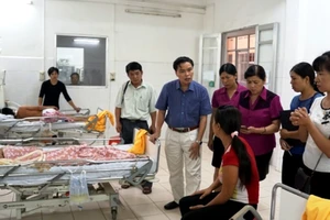Lãnh đạo Sở Y tế Cao Bằng thăm hỏi gia đình các cháu bé nghi bị ngộ độc đang điều trị tại BV tỉnh Cao Bằng