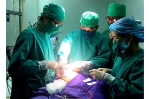 Ê kíp phẫu thuật Bệnh viện Sản Nhi Quảng Ninh thực hiện ca ghép sọ não cho bé trai mới 37 ngày tuổi