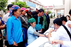 Bác sĩ trẻ thực hiện khám chữa bệnh nhân đạo cho đồng bào dân tộc ở Điện Biên