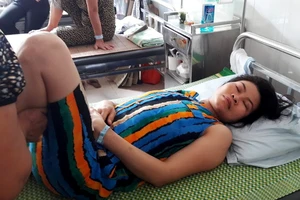 Bệnh nhân Hồ Thị Thảo đang được điều trị tại BV Bạch Mai trong tình trạng bị liệt nửa người