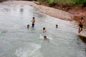 Trẻ nhỏ bơi lội ở những nơi không an toàn làm gia tăng nguy cơ đuối nước