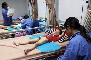 Nhiều trẻ ở Khoái Châu bị sùi mào gà đang được điều trị tại Bệnh viện Da liễu trung ương