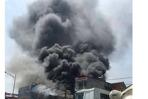 Hà Nội: Cháy xưởng sản xuất bánh kẹo nhiều người thương vong