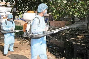 Phun hóa chất diệt muỗi thường xuyên để ngăn chặn dịch SXH đang bùng phát