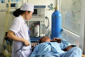 Bác sĩ Bệnh viện đa khoa huyện Vị Xuyên điều trị cho bệnh nhân bị ngộ độc