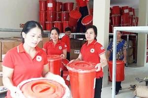 Chuyển hàng cứu trợ để giúp đỡ người dân Yên Bái khắc phục hậu quả mưa lũ