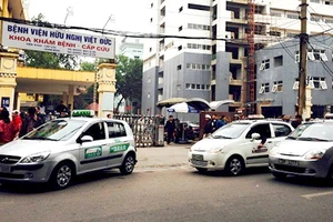 Dịch vụ taxi tại 6 bệnh viện lớn ở Hà Nội bị tố “chặt chém” người bệnh 