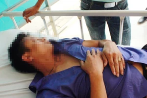 Anh Nguyễn Khắc Phượng bị choáng, ngất xỉu sau khi bị 3 bảo vệ Bệnh viện Phụ sản Hà Nội đánh