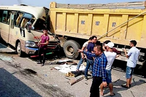 Hiện trường vụ tai nạn giữa xe khách và xe tải trên Quốc lộ 18 đoạn qua địa phận Hà Nội