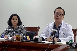 PGS.TS Trần Minh Điển (áo trắng) thông báo về tình hình sức khỏe 8 trẻ nhỏ được chuyển từ Bệnh viện Sản Nhi Bắc Ninh 
