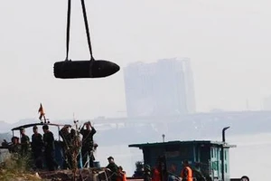 Cận cảnh quá trình trục vớt quả bom dưới sông Hồng gần cầu Long Biên