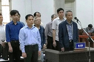9 bị cáo trong phiên tòa xét xử vụ án vi phạm quy định về xây dựng khiến đường ống nước sông Đà bị vỡ nhiều lần