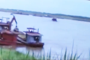 Sự thật clip “cát tặc” lộng hành trên sông Hồng ngay sát tàu cảnh sát 
