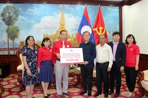Chữ thập đỏ Việt Nam trao 50.000 USD giúp người dân Lào bị ảnh hưởng vỡ đập thủy điện