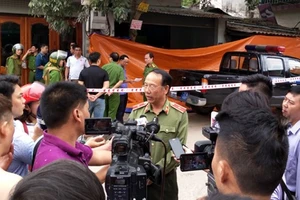 Thiếu tướng Sùng A Hồng trả lời báo chí ngay tại hiện trường vụ xả súng kinh hoàng ở TP Điện Biên Phủ