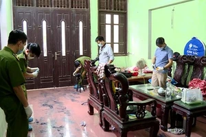Lực lượng chức năng khám nghiệm hiện trường vụ sát hại 2 vợ chồng ở Hưng Yên
