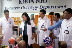 Bộ trưởng Bộ Y tế cùng với cán bộ Quỹ Ngày mai tươi sáng thăm hỏi các bệnh nhi ung thư đang điều trị tại Bệnh viện K cơ sở Tân Triều