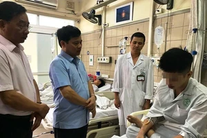 Phó Chủ tịch TP Hà Nội đến bệnh viện thăm nạn nhân sốc ma túy - Dư luận “dậy sóng“!