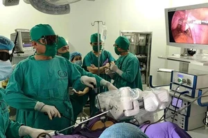 E kíp phẫu thuật của Bệnh viện Sản Nhi Quảng Ninh sử dụng cảnh tay robot để phẫu thuật nội soi cắt u tử cung cho bệnh nhân