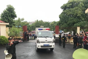 Đúng 7h30, xe đặc chủng dẫn giải 7 bị cáo đang bị tạm giam tới tòa, trong đó có ông Phan Văn Vĩnh và Nguyễn Thanh Hóa