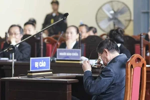 Ông Phan Văn Vĩnh bật khóc khi thân phận là bị cáo