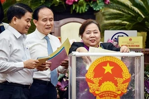 Bà Nguyễn Thị Bích Ngọc và các đại biểu bỏ phiếu tín nhiệm đối với 36 chức danh do HĐND TP Hà Nội bầu
