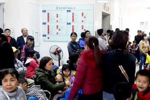 Nhiều trẻ nhỏ ở Thuận Thành, Bắc Ninh được gia đình đưa tới BV Bệnh Nhiệt đới trung ương đẻ xét nghiệm sán heo
