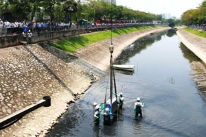 Các thiết bị công nghệ Nano - Bioreactor được đưa xuống sông Tô Lịch để xử lý ô nhiễm