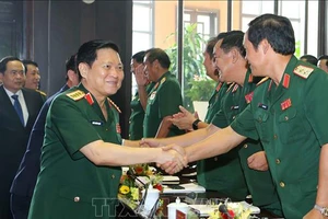 Đại tướng Ngô Xuân Lịch, Ủy viên Bộ Chính trị, Phó Bí thư Quân ủy Trung ương, Bộ trưởng Bộ Quốc phòng với các đại biểu. Ảnh: TTXVN