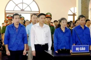 8 bị cáo tại phiên tòa xét xử vụ án gian lận điểm thi THPT ở Sơn La